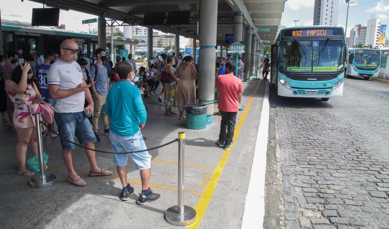 ônibus no terminal do Papicu